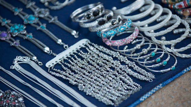 金价高企 泰国民众改买银饰当泼水节礼物