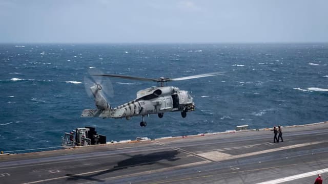 美国海军直升机和战斗机先后于南中国海坠毁