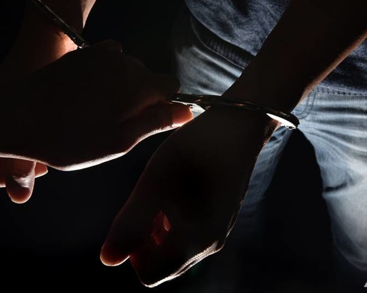 Man arrested after clinging to rear of auxiliary police vehicle for 850m while drunk 