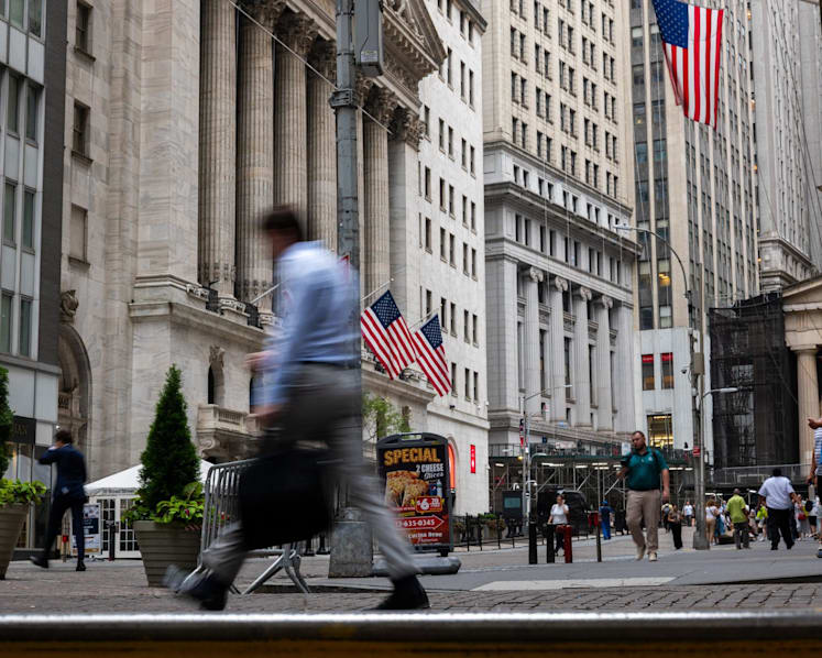 Oil prices jump on Mideast war, stock markets diverge