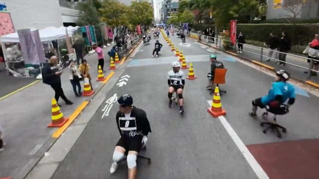 办公椅竞速赛风靡日本 上班族街头开滑