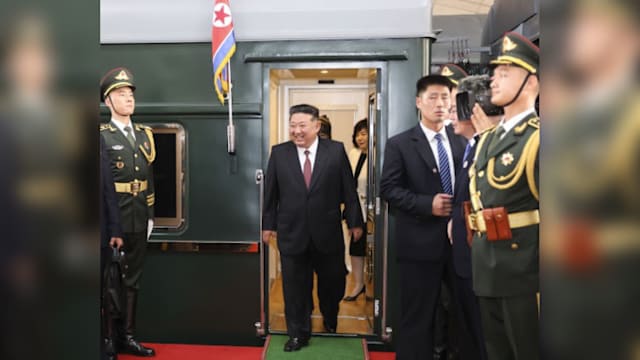 金正恩同女儿抵达中国北京