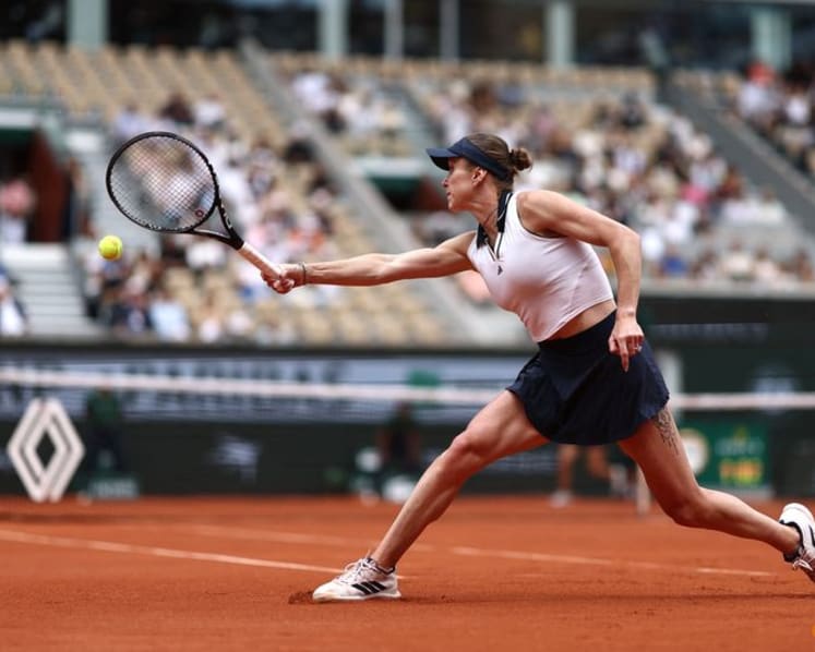 Svitolina rallies past Bencic to reach French Open quarter-final