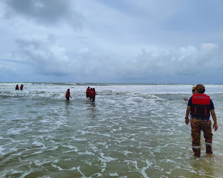 Singaporean missing off Desaru in Malaysia after being swept by waves