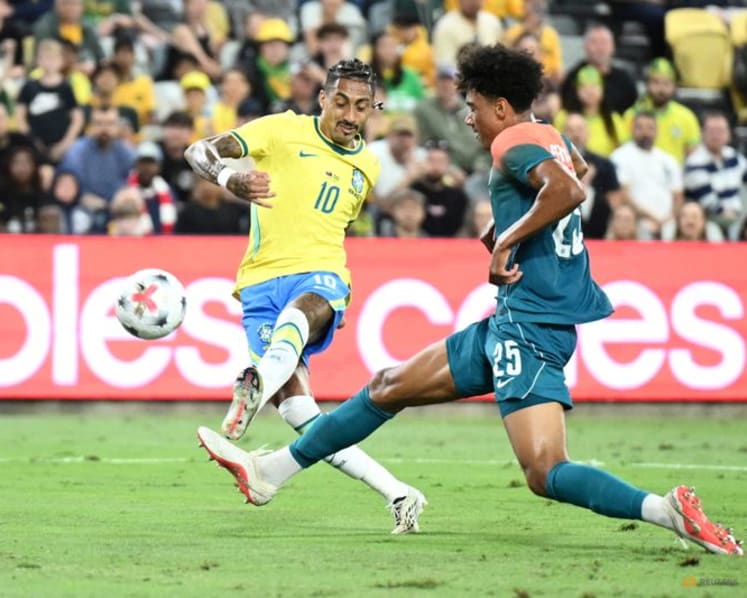 Raphinha leaves Brazil camp with swelling in right thigh after injury scare