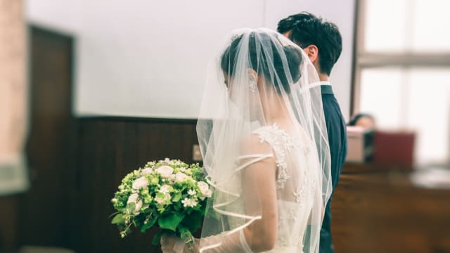 越南女为工作假结婚 还赞助“老公”陪她回越南