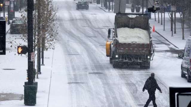 美国中部遭十年来最强暴风雪袭击 超过6300万人受影响