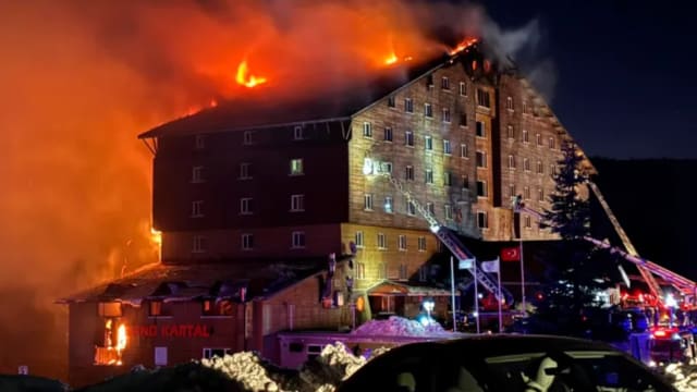 土耳其滑雪胜地酒店发生大火 导致十人死亡