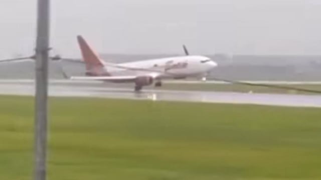 峇迪航空客机暴雨中险降 右翼几乎擦地