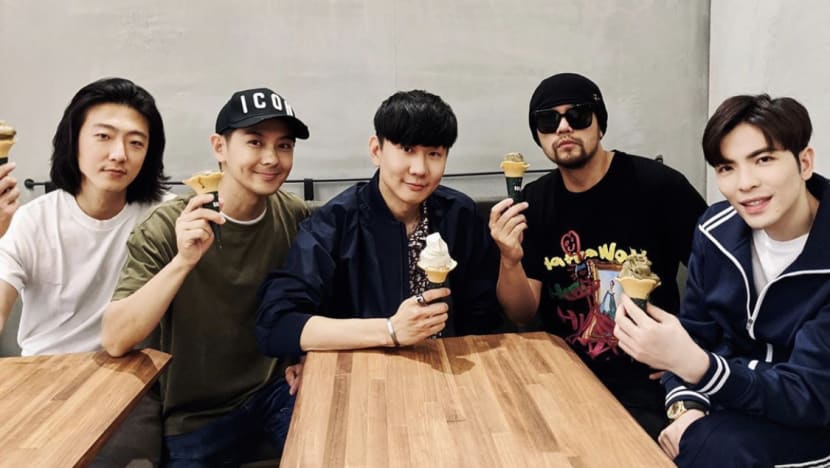 Fans Are Going Crazy About Jay Chou, JJ Lin, Jam Hsiao & Jimmy Lin Hanging Out And Having Ice Cream Together Fans Are Going Crazy About Jay Chou, JJ Lin, Jam Hsiao & Jimmy Lin Hanging Out And Having Ice Cream Together