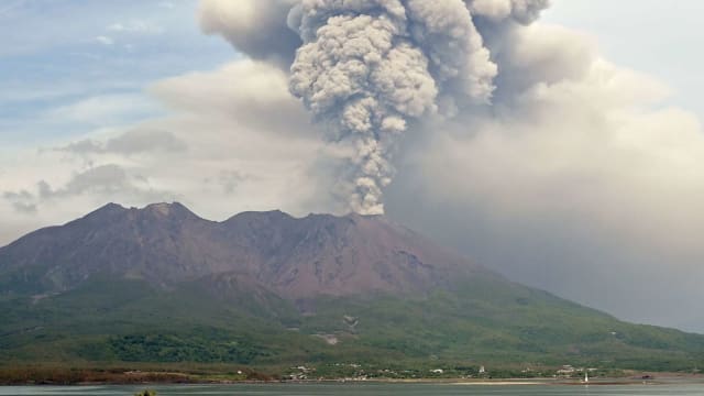 日本鹿儿岛县火山喷发  多趟航班被取消