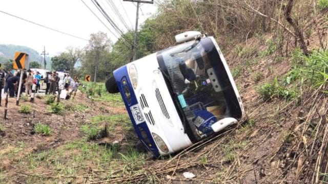 泰国载有30中国游客小巴爆胎侧翻 八人受伤