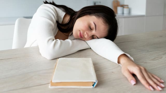 趴在办公桌上午休，竟是伤肾行为？