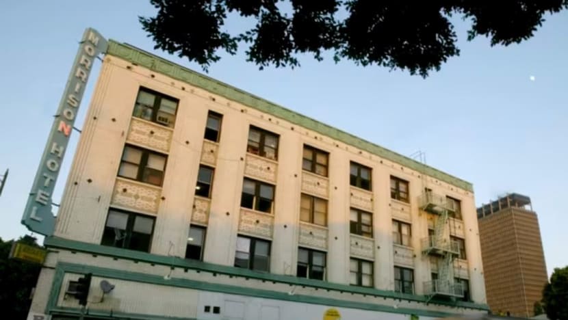 Bangunan 'Hotel Morrison' di kulit album The Doors di Los Angeles terbakar