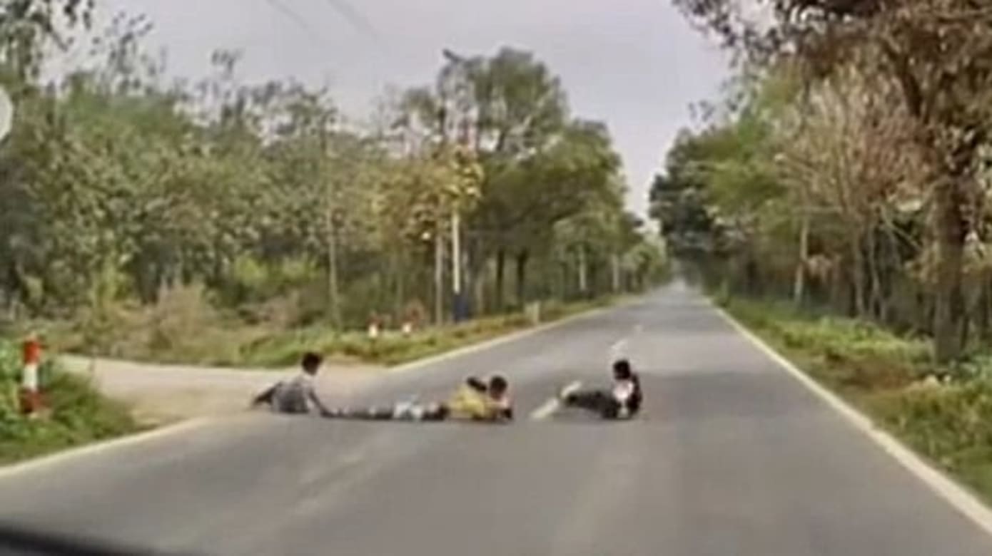 四孩童并排横躺马路 所幸司机紧急刹车没撞上