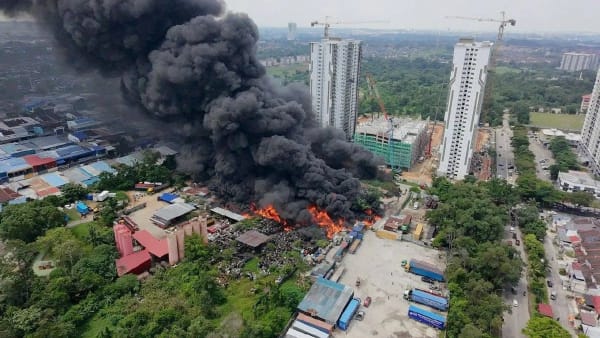 Stor simpanan minyak di Johor terbakar; penduduk berdekatan diarah tinggalkan kediaman