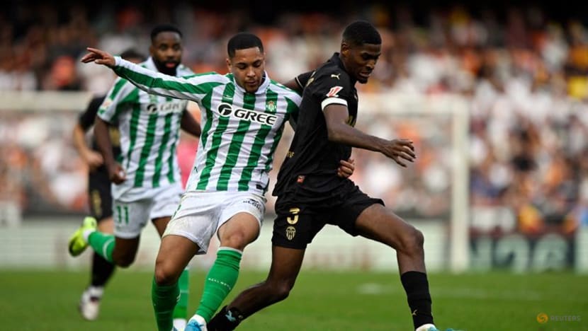 Arsenal sign defender Mosquera from Valencia