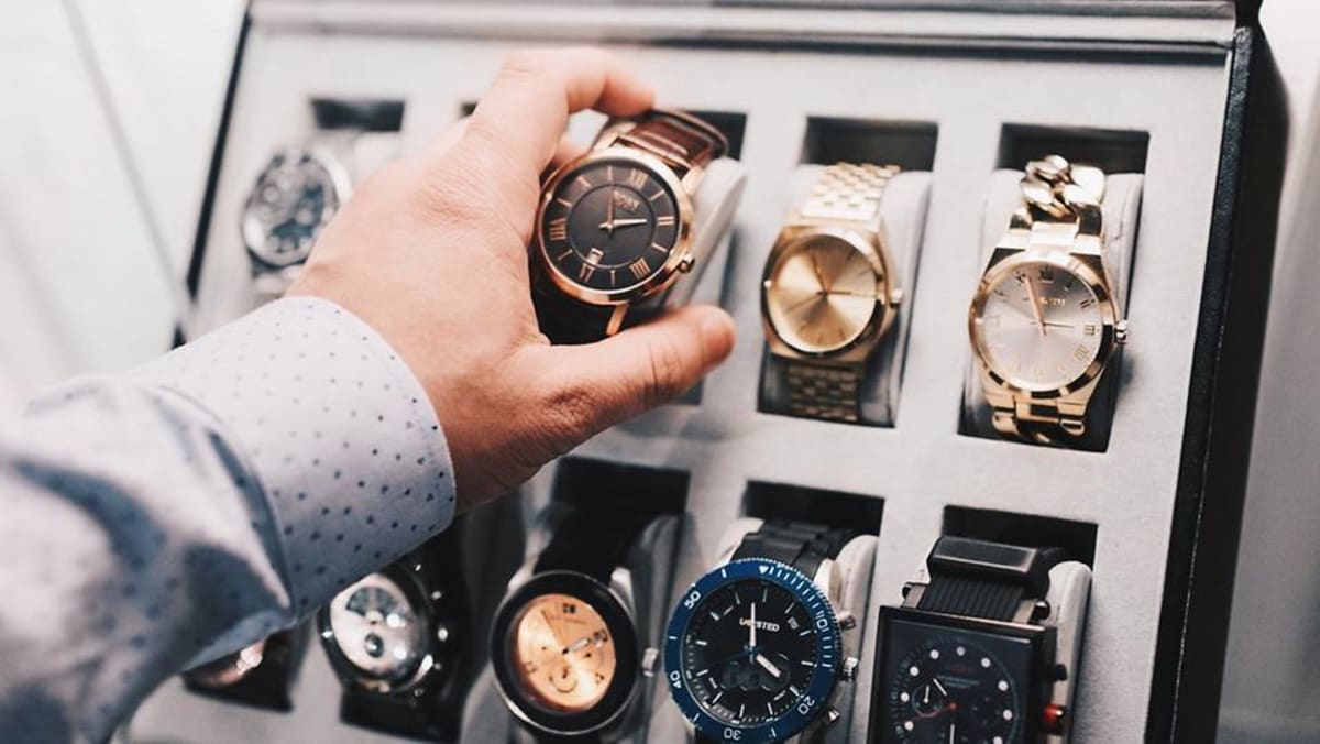 Resellers lot of working watches Millionaire Watch Collector Tries Becoming A Watch Dealer! main image 4