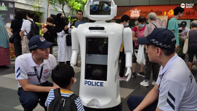 警方社区服务机器人科迪全新升级 可更有效与公众互动