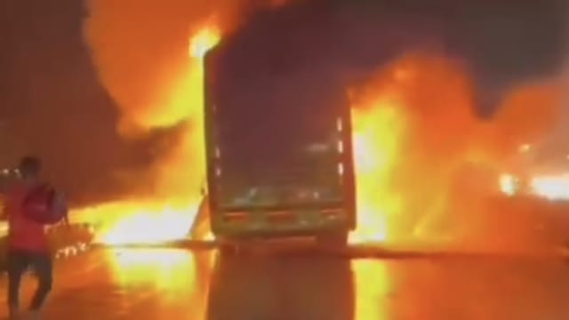 印度南部巴士与摩托相撞起火 20人身亡