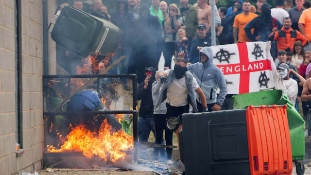 英国警方成立特别小队 防止更多骚乱爆发