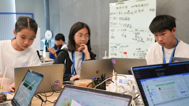 怕孩子跟不上AI浪潮 中国家长抢报AI夏令营