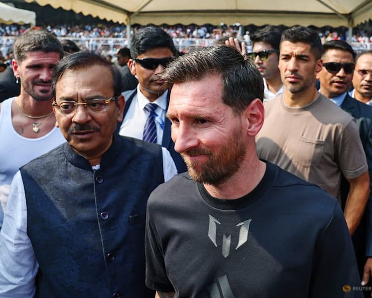 India fans throw objects onto field after Messi makes brief visit