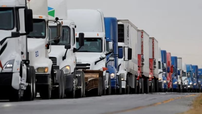 Tarif baru Trump mulai berlaku, China membalas dengan tarif lebih tinggi, saham Asia anjlok 