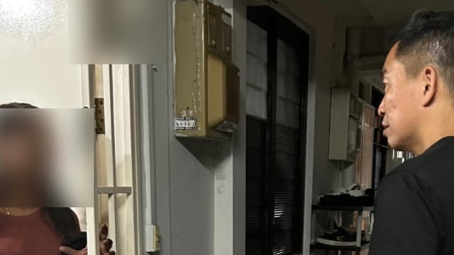 红山组屋单位起火 消防员破门救火