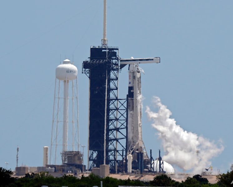 Trump orders easing of commercial spaceflight rules, in boon to Musk's SpaceX