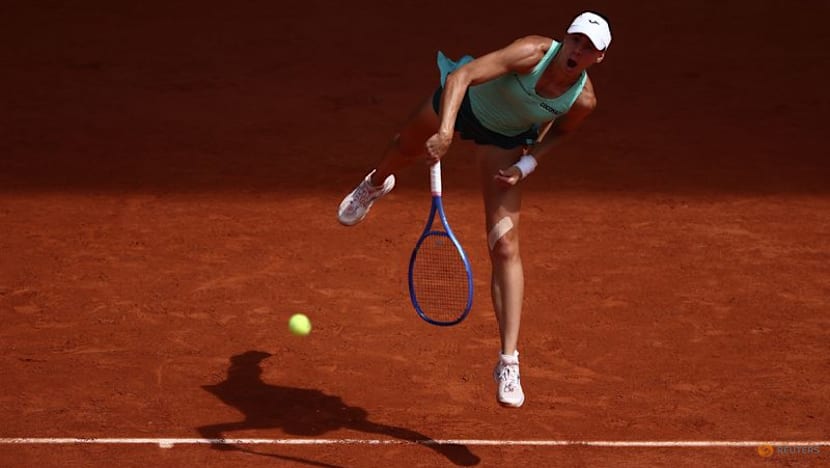 Four-times champion Swiatek cruises into French Open fourth round