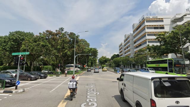 男子过马路疑遭摩托车撞伤 家属网寻案发视频