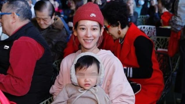 孟耿如带女儿现身琉璃作品展　被问“黄子佼几时复出”，她这样答……