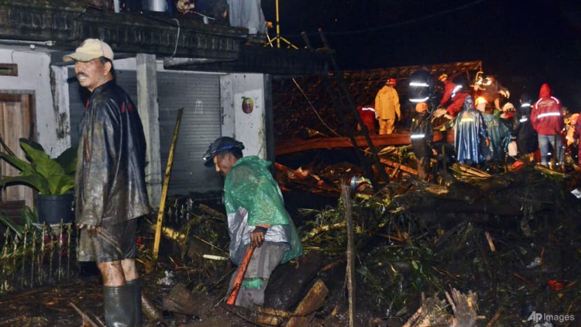 Flash floods in Indonesia kill at least 8, mud hampers relief work Flash floods in Indonesia kill at least 8, mud hampers relief work