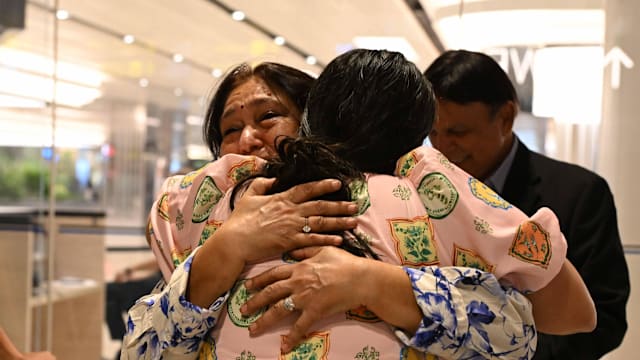 迪拜飞往我国航班今早平安落地 乘客与亲友激动相拥