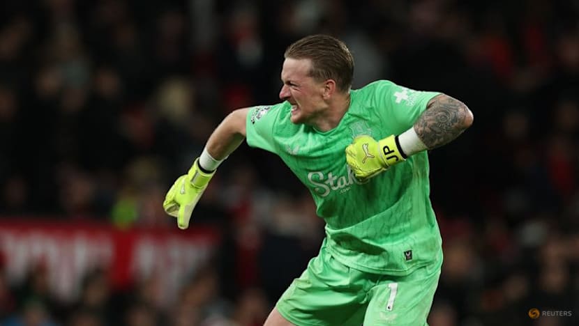 Everton beat Man Utd despite Gueye seeing red for slap on teammate