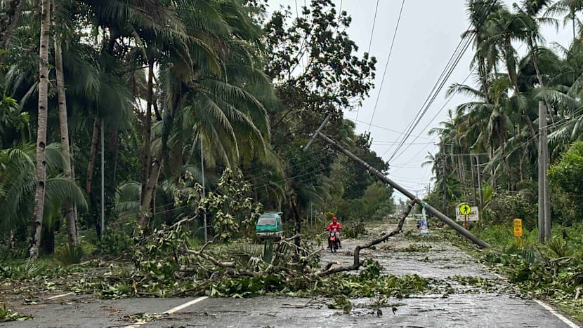 சூறாவளியில் சிக்கியோரை மீட்கச்சென்ற ஹெலிகாப்டர் விபத்து - 6 பேர் மரணம்