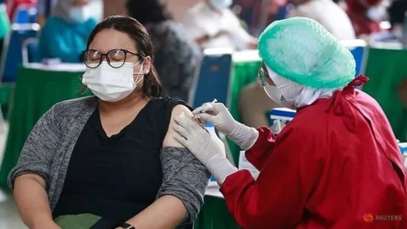 Indonesia beri suntikan ketiga vaksin COVID-19 untuk petugas kesihatan Indonesia beri suntikan ketiga vaksin COVID-19 untuk petugas kesihatan