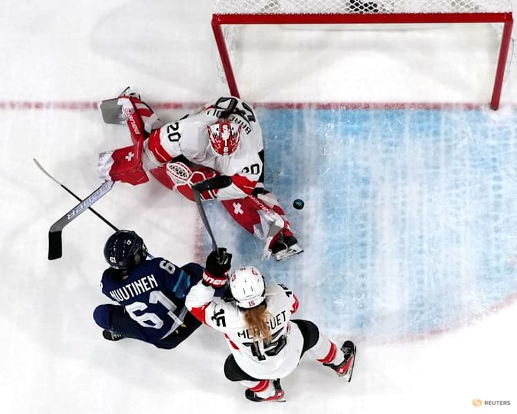 Ice hockey-Change of goalie helps Swiss reach women's semis as Braendli saves all
