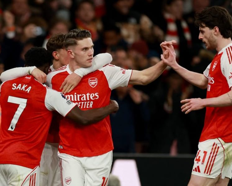 Arsenal stretch lead with win over Everton as City held by West Ham