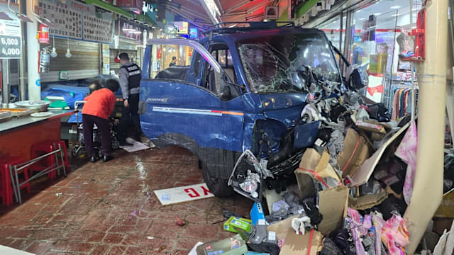 韩国发生卡车撞行人道事故 酿2死18伤