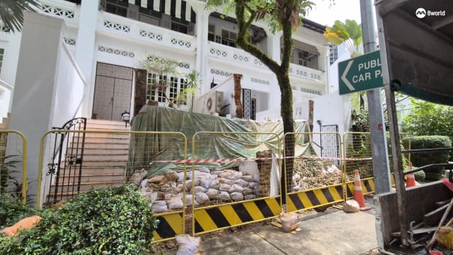 经禧路两排屋外墙疑抵不住豪雨坍塌