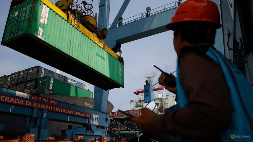 Setelah 72 bulan beruntun surplus, neraca perdagangan Indonesia defisit 