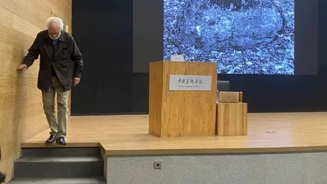 台下观众低头看手机 著名摄影师中国演讲中途离席