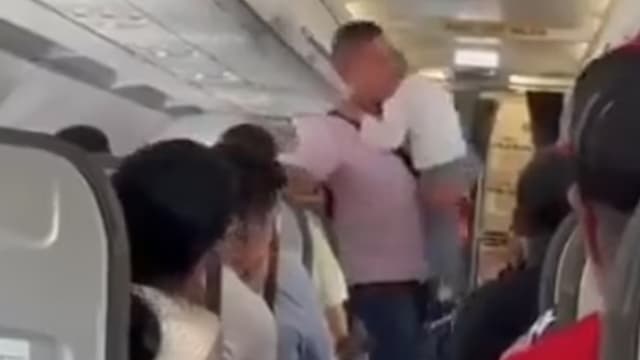 男童拒系安全带导致飞机延误 父子一同被赶下机