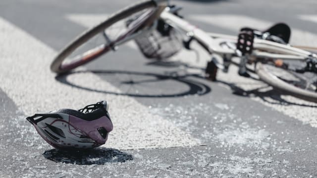 六旬清洁工骑车被撞死 巴士司机助查