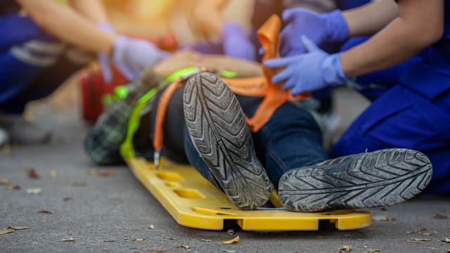 印尼严重车祸13死5伤 卡车追撞婚礼宾客车