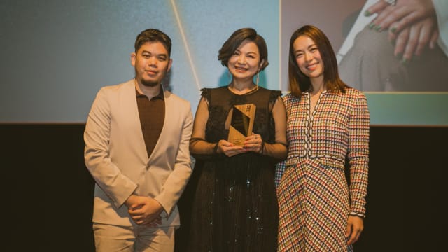 狮城获颁“ 影坛杰出演员奖”，杨贵媚致辞突忘奖项名，引全场爆笑！