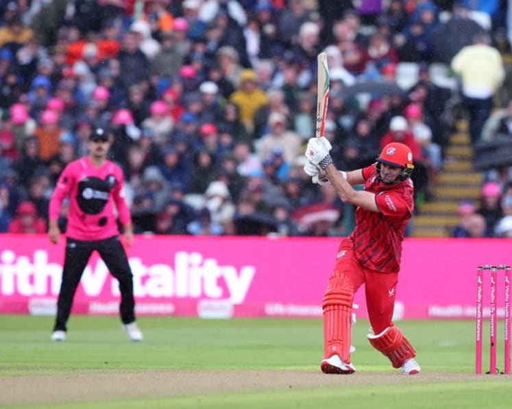 Ex-England seamer Anderson extends Lancashire career at age 43
