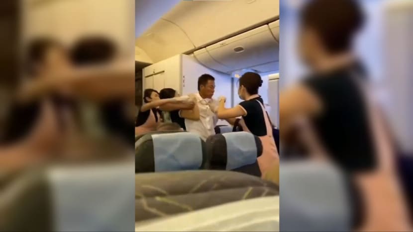 Brawl breaks out on EVA Air flight, forcing flight attendants to step in Brawl breaks out on EVA Air flight, forcing flight attendants to step in